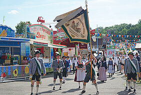 Der Festumzug mit den prächtigen Fahnen der Vereine und schwungvoller Marschmusik von mehreren Kapellen bildet am 9. August traditionell den Auftakt zum Volksfest.