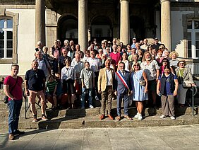 Oberbürgermeister Gerhard Jauernig und Amtskollege Paul Le Bihan mit der Günzburger Reisegruppe und den französischen Gastgebern bei einem gemeinsamen Empfang vor dem Lannioner Rathaus. Foto: Stadt Günzburg