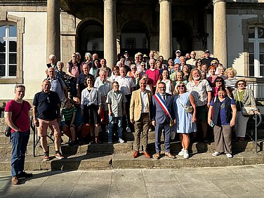 Oberbürgermeister Gerhard Jauernig und Amtskollege Paul Le Bihan mit der Günzburger Reisegruppe und den französischen Gastgebern bei einem gemeinsamen Empfang vor dem Lannioner Rathaus. Foto: Stadt Günzburg