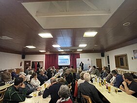 Vor der Bürgerversammlung in Wasserburg gab es mit Oberbürgermeister Gerhard Jauernig eine Ortsteilbegehung. Danach wurde in der Sportgaststätte eine Präsentation über die wichtigsten Projekte gezeigt. Fotos: Michael Lindner/Stadt Günzburg