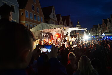 Abends ist Partystimmung auf dem Marktplatz und in den Altstadtgassen angesagt. Foto: Julia Ehrlich/Stadt Günzburg