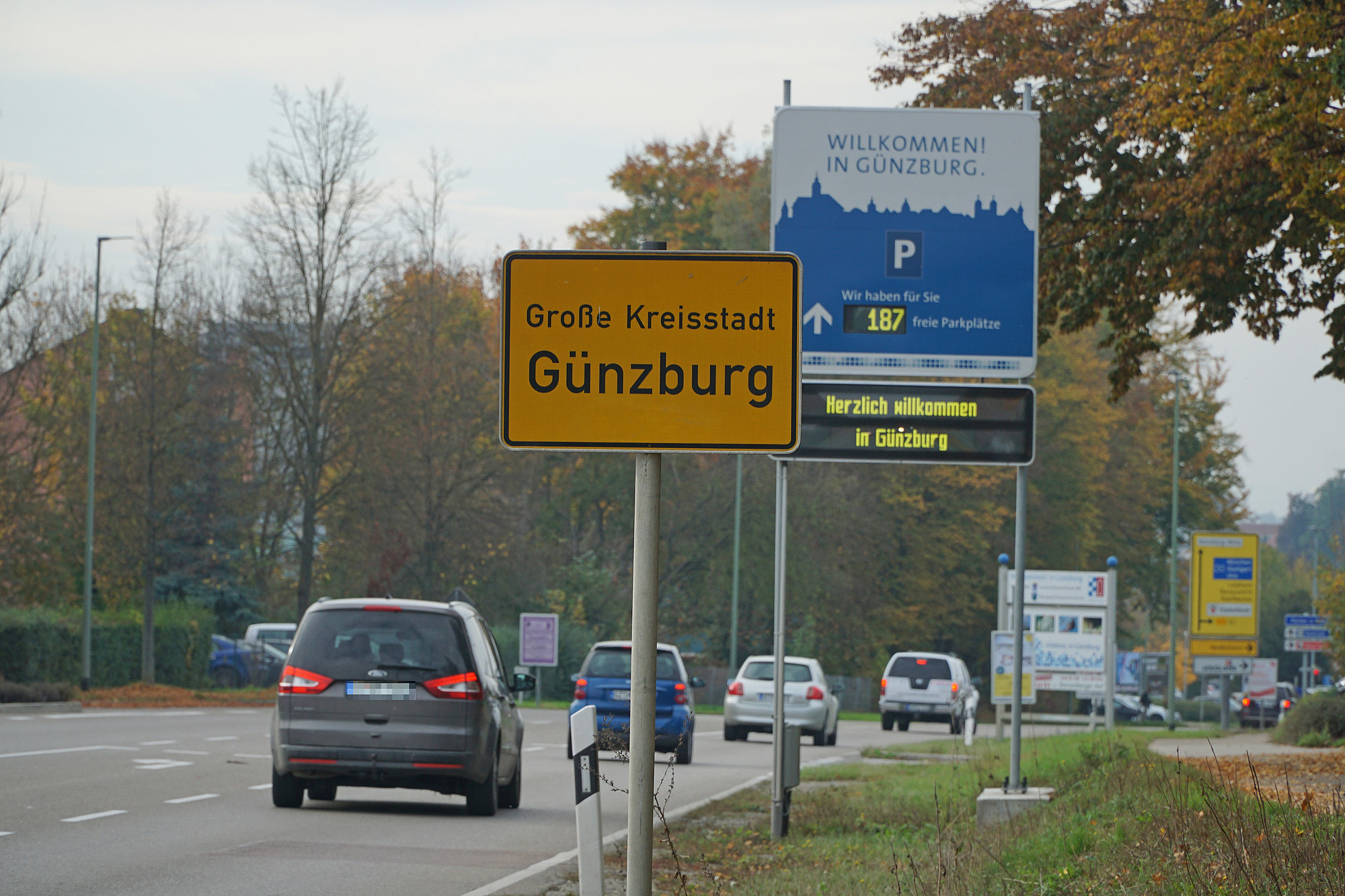 Ab den Zugangsstraßen lenken dynamische Willkommenstafeln oder Wegweiser die Parkplatzsuchenden bequem zum Ziel. Foto: Julia Ehrlich/ Stadt Günzburg