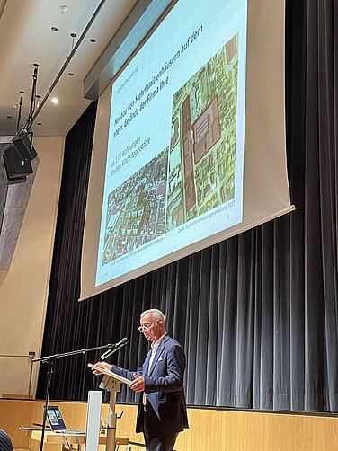 Oberbürgermeister Gerhard Jauernig sprach auf der Bürgerversammlungen in Günzburg eine Stunde lang über die wichtigsten Themen und Projekte in der Großen Kreisstadt. Foto: Michael Lindner/Stadt Günzburg Oberbürgermeister Gerhard Jauernig sprach auf der Bürgerversammlungen in Günzburg eine Stunde lang über die wichtigsten Themen und Projekte in der Großen Kreisstadt. Foto: Michael Lindner/Stadt Günzburg