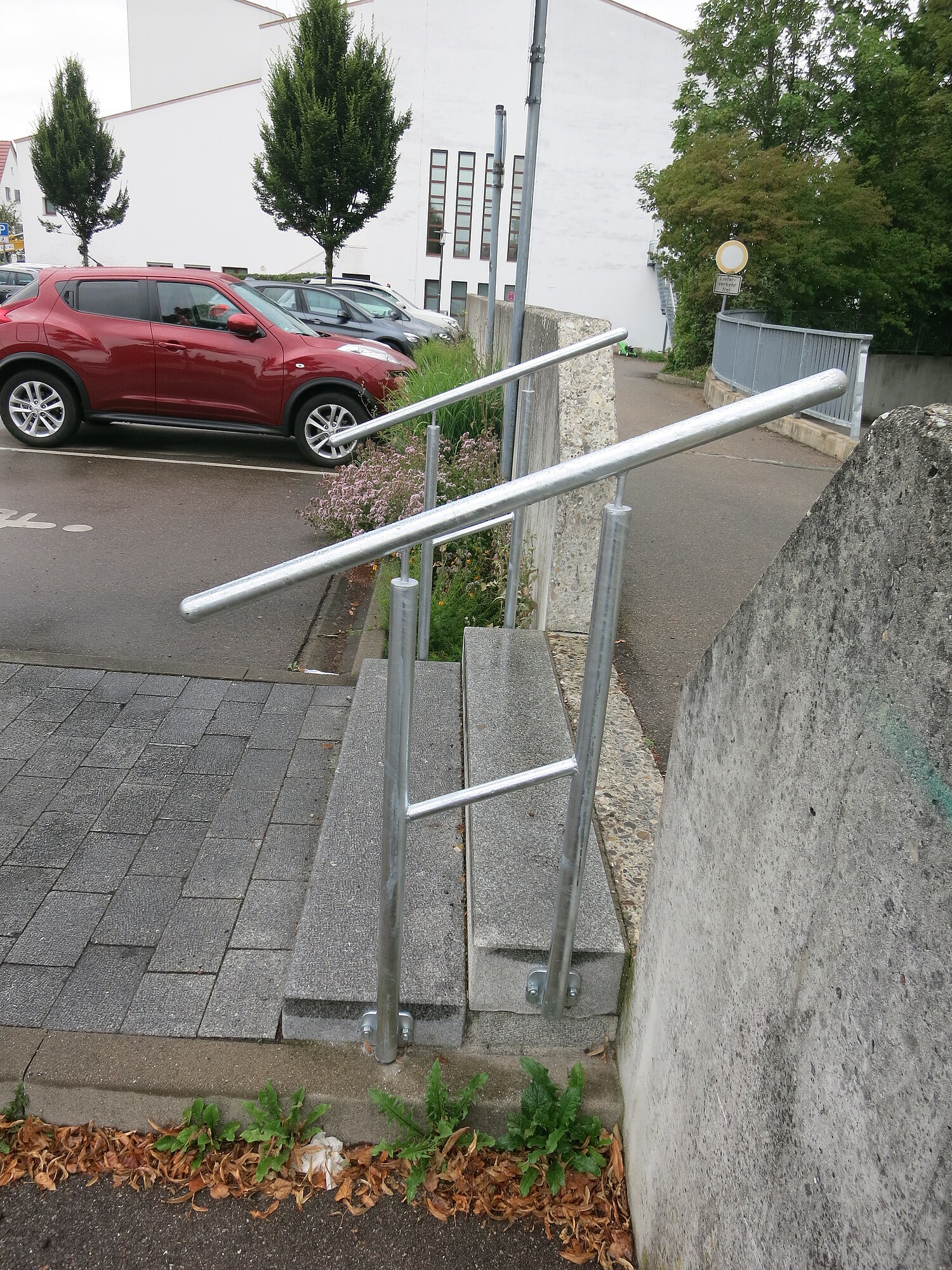 Das vom Seniorenbeirat beantragte Geländer an der Treppe zum Degele-Parkplatz wird angebracht. Foto: Skrebbas