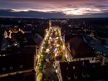 Der Nikolausmarkt am 5. Dezember lässt den Marktplatz erstrahlen. Foto: Philipp Röger für die Stadt Günzburg