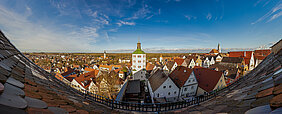 Das Untere Tor als Wahrzeichen Günzburgs ermöglicht weite Ausblicke – auch in die Geschichte der Stadt. Foto: Philipp Röger für die Stadt Günzburg
