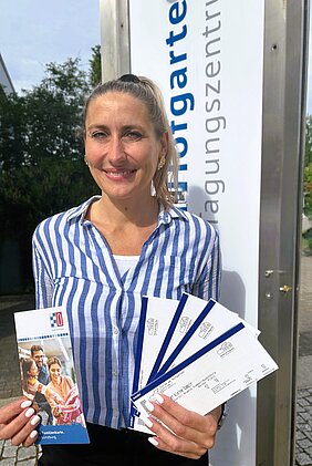 Dieses Jahr wurden Freikarten für den „Kleinen Vampir“ im Forum verlost. Sachbearbeiterin Leontina Wiese informiert die glücklichen Gewinner.  Foto: Monika Rudolph/ Stadt Günzburg