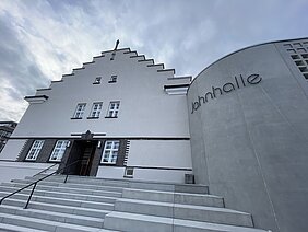 Stolz über die gelungene Sanierung zeigten sich die Beteiligten bei der offiziellen Einweihung der Jahnhalle. Fotos: Michael Lindner/Stadt Günzburg