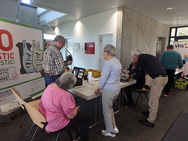 Reparieren statt Wegwerfen: Beim Repair-Café am 25. Oktober im Wertstoffzentrum Leipheim sind Bürger dazu eingeladen, ihre kaputten Gegenstände mitzubringen und sie gemeinsam mit Fachleuten zu reparieren. Foto: Christine Hengeler/Stadt Günzburg