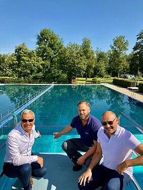 Das Waldbad in Günzburg öffnet wieder am 6. August, 12 Uhr. Oberbürgermeister Gerhard Jauernig, Schwimmmeister Günter Münzing und Stadtwerke-Vorstand Lothar Böck freuen sich auf noch viele Badegäste. Foto: Julian Mandl/ Stadtwerke Günzburg