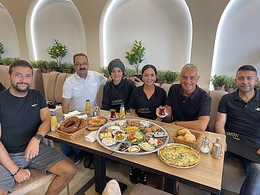 Günzburgs Oberbürgermeister Gerhard Jauernig freut sich über das neue gastronomische Angebot am Günzburger Marktplatz. Das Team des Café Limón (von links): Gökhan Anar, Yüksel Vural, Gülhan Vural, Mehtap Anar und Zaki Al-Hassan. Foto: Michael Lindner/ Stadt Günzburg