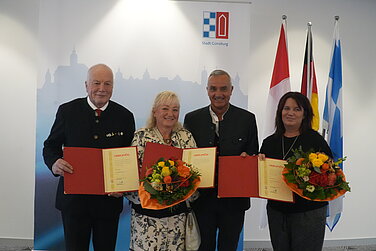 Stolze Gesichter nach der Ehrung im Sparkassensaal: Mit der Plakette in Gold wurde  Joachim Tillmann (1.v.links) ausgezeichnet, Regina Kirchhof (2. V. links) und Gisela  Eisenkolb (rechts) erhielten die Plakette in Silber von Oberbürgermeister Gerhard Jauernig Foto: Monika Rudolph