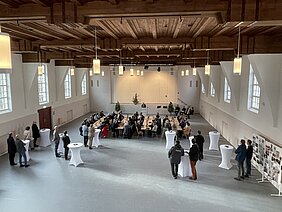 Stolz über die gelungene Sanierung zeigten sich die Beteiligten bei der offiziellen Einweihung der Jahnhalle. Fotos: Michael Lindner/Stadt Günzburg