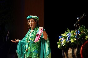 Flussgöttin Gontia trägt im Sommer Adiletten