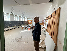 Gerhard Jauernig schaut sich den aktuellen Stand der Bauarbeiten im Vereinszimmer im Untergeschoss an. Foto: Michael Lindner/Stadt Günzburg