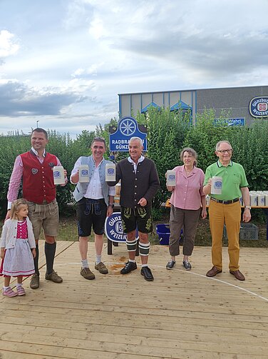 Freuen sich über das gute Bier: Volksfest-Referent Christian Neidl mit Tochter, Braumeister Georg L. Bucher, OB Gerhard Jauernig, 2. Bürgermeisterin Dr. Ruth Niemetz und 3. Bürgermeister Anton Gollmitzer (von links). Foto: Julia Ehrlich/Stadt Günzburg