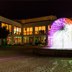 Projektion von Bild- und Video-Aufnahmen im öffentlichen Raum durch den Kunstverein OFF-ART. Foto: Philipp Röger für die Stadt Günzburg