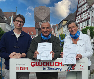 Sven Wandel (links), Mobilitätsmanager des Landkreises Günzburg, überreichte Günzburgs Oberbürgermeister Gerhard Jauernig und der städtischen Radverkehrsbeauftragten Daniela Fischer die Gewinnerurkunden des Stadtradelns. Foto: Annalena Riß/Stadt Günzburg