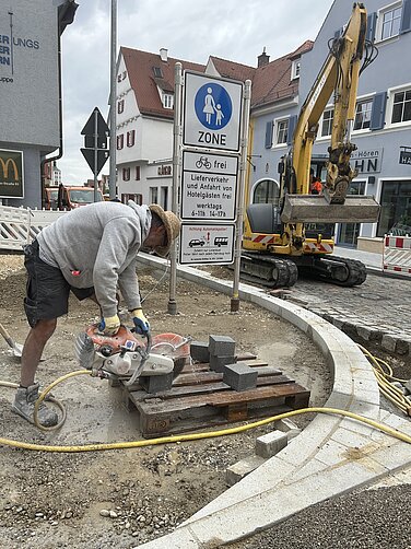 In den kommenden zwei Wochen wird die Zufahrt zum Marktplatz gepflastert.  Foto: Monika Rudolph/ Stadt Günzburg