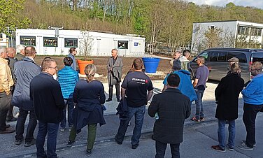 denzinger_erscheinen_zahlreich_zur_outdoor-buergerversammlung Im Rahmen der Bürgerversammlung im Stadtteil Denzingen erläuterte OB Gerhard Jauernig im Rahmen einer Ortsbegehung die Interimslösung zur Kleinkinderbetreuung im Kinderhaus „Wurzelzwerge“ am Leitenweg. In kürzester Zeit wurden dort 15 Krippen- und 75 Kindergartenplätze geschaffen. Foto: Wolfgang Siegl/Stadt Günzburg