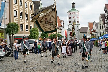 Der große Festumzug mit den prächtigen Fahnen der Vereine und schwungvoller Marschmusik von mehreren Kapellen bildet am 12. August traditionell den Auftakt zum Volksfest.