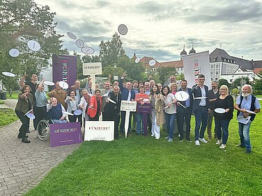Jubel! Der Günzburger Stadtrat gibt mit dem Beschluss zur Grünplanung den Startschuss eine grüne Zukunft in Günzburg. Foto: Monika Rudolph