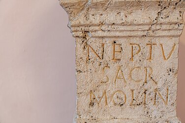 Der Müller-Altar: Der Frage, wie die Günzburger ihre römische Vergangenheit entdeckten, geht Museumswissenschaftlerin Julya Berzen am 16. November im Heimatmuseum auf den Grund. Foto: Philipp Röger für die Stadt Günzburg