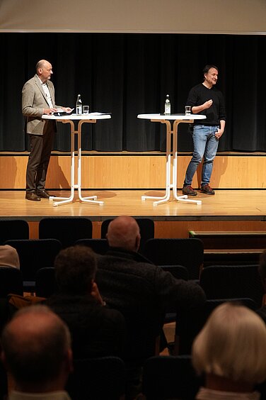 Stadtwerke-Vorstand Lothar Böck (links) und Holger Zimmermann vom Ingenieurbüro ebök beantworteten Fragen der Zuhörer. Fotos: Michael Lindner/ Stadt Günzburg