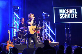 Michael Schulte gab in Günzburg ein exklusives Konzert für die Hochwasserhelden 2024. Foto: Michael Lindner/Stadt Günzburg