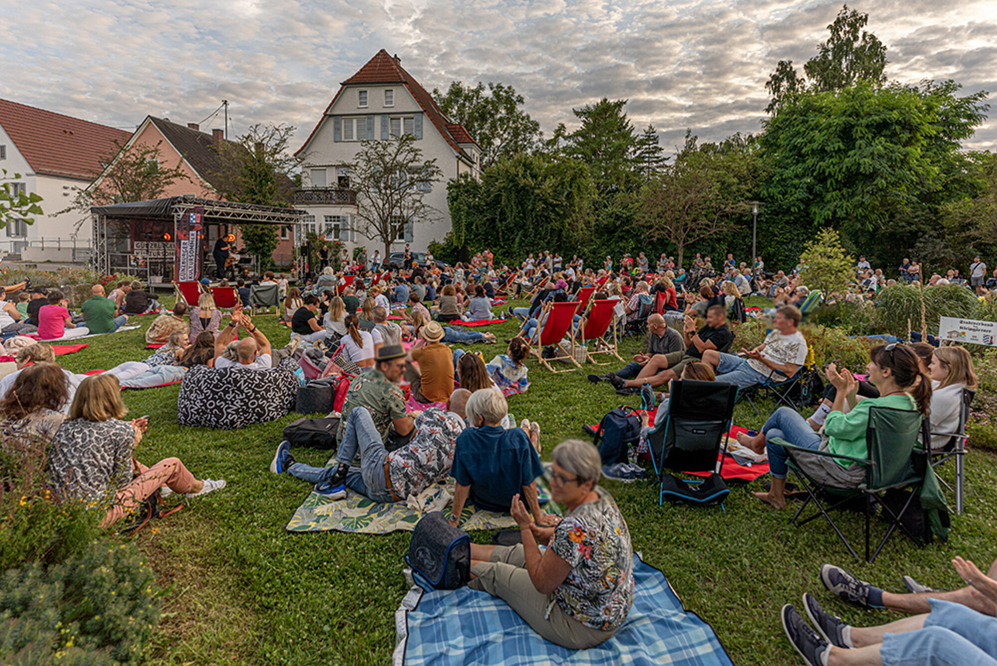 Picknickkonzert im Hofgarten, Foto: Philipp Röger für die Stadt Günzburg Die schönsten Plätze der historischen Altstadt werden zu Treffpunkten für Musik, Kultur und Begegnung. Foto: Philipp Röger für die Stadt Günzburg