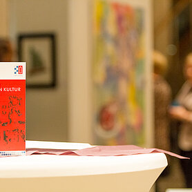 Unser Bild zeigt den Flyer des Projekts im Foyer des Forums auf einem Tisch. Foto: Philipp Röger für die Stadt Günzburg 