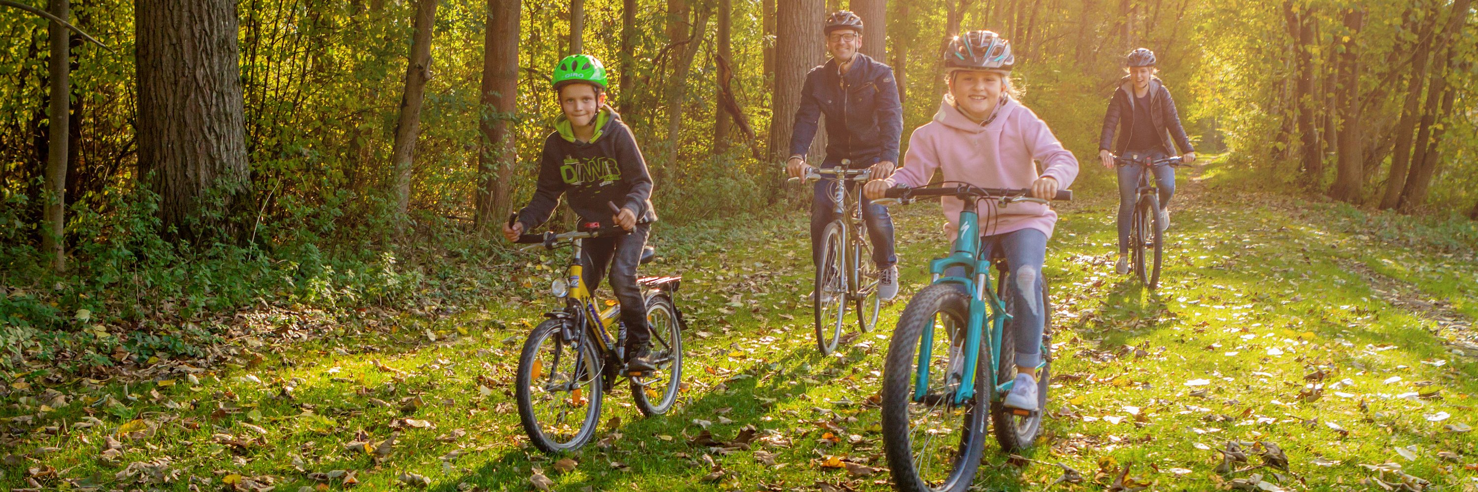 Family rides a bicycle. photo: Philipp Röger für die Stadt Günzburg