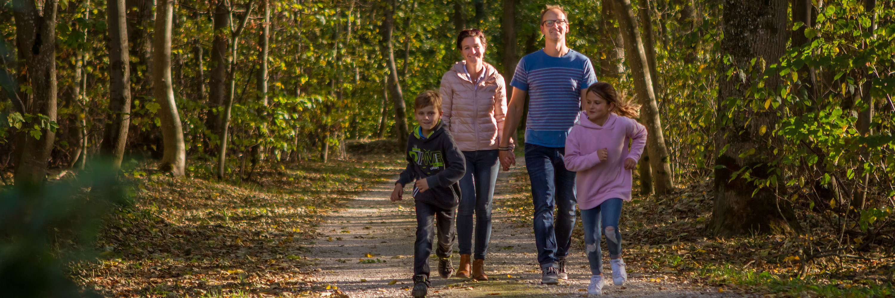 family in the forest. photo: Philipp Röger für die Stadt Günzburg