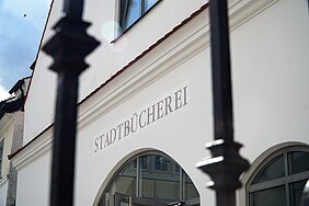 Die Veranstaltung „Verfemte Literaten eine Stimme geben“ findet am 17. Mai ab 19 Uhr in der Günzburger Stadtbücherei statt und soll an verbotene und verfolgte Autoren in der NS-Zeit erinnern. Foto: Johanna Hofgärtner/Stadt Günzburg