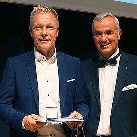 Jürgen Gleixner wurde für sein musikalisches Engagement in der Joe Gleixner Bigband mit Urkunde und Medaille ausgezeichnet. Foto: Johanna Hofgärtner/Stadt Günzburg