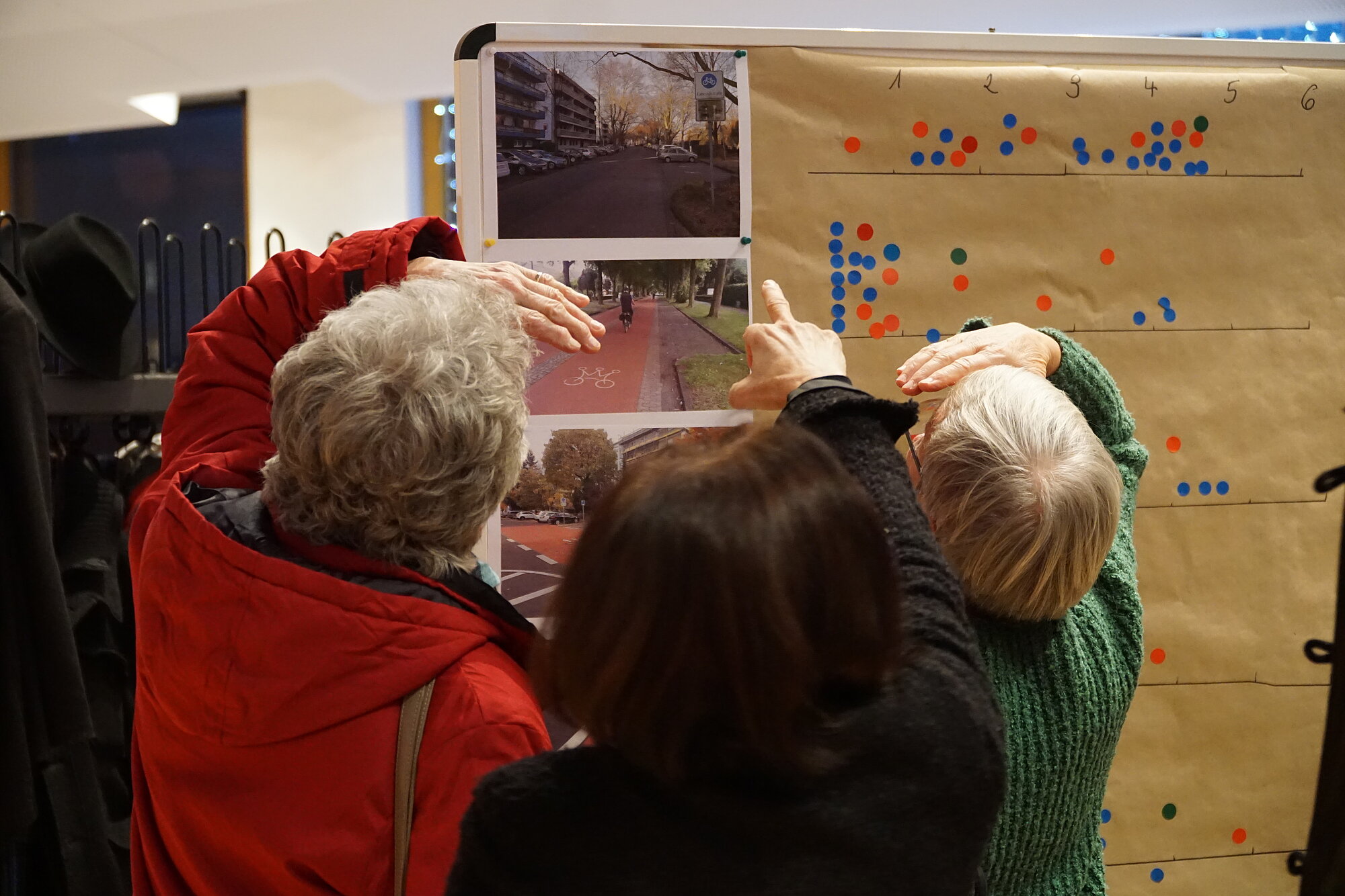 Bei der gut besuchten Auftaktveranstaltung zur „Fahrradstadt2025“ im Januar konnten die Besucher unterschiedliche Arten von Verkehrsführungen bewerten. Foto: Julia Ehrlich/ Stadt Günzburg