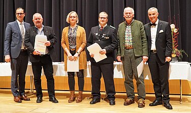 guenzburger_sportpreis_2022 Die Sparkassenpreise als Auszeichnung für besondere Verdienste im Ehrenamt, verliehen durch Sparkassen-Vorstand Daniel Gastl, erhielten Slawomir Sigmund (FC Günzburg), Beate Müller (VfL Günzburg), Manfred Köhler (Kaiserlich Königlich privilegierte Schützengesellschaft Günzburg), Franz Reitmaier (DAV Sektion Günzburg) (v. l.) und Silvia Uhl (SG Reisensburg-Leinheim, nicht anwesend). Oberbürgermeister Gerhard Jauernig (r.) bedankte sich bei der Sparkasse für die wiederholte Unterstützung der Veranstaltung.