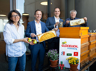projekt_nachhaltiges_guenzburg_mit_erneuter_bienenpatenschaft Die Vertreterinnen und Vertreter des Projekts „Nachhaltiges Günzburg“ Umweltfachkraft der Stadt Günzburg Christine Hengeler, stellvertretender Direktor der AOK Günzburg, Bernd Mayer, Vorstandsvorsitzender der Sparkasse Günzburg-Krumbach, Daniel Gastl und Vorsitzender des Imker-Kreisverbandes Günzburg, Wolfgang Heininger (von links) sind sich einig: „Die Biene muss geschützt werden.“ Foto: Demet Karatas/Sparkasse Günzburg-Krumbach