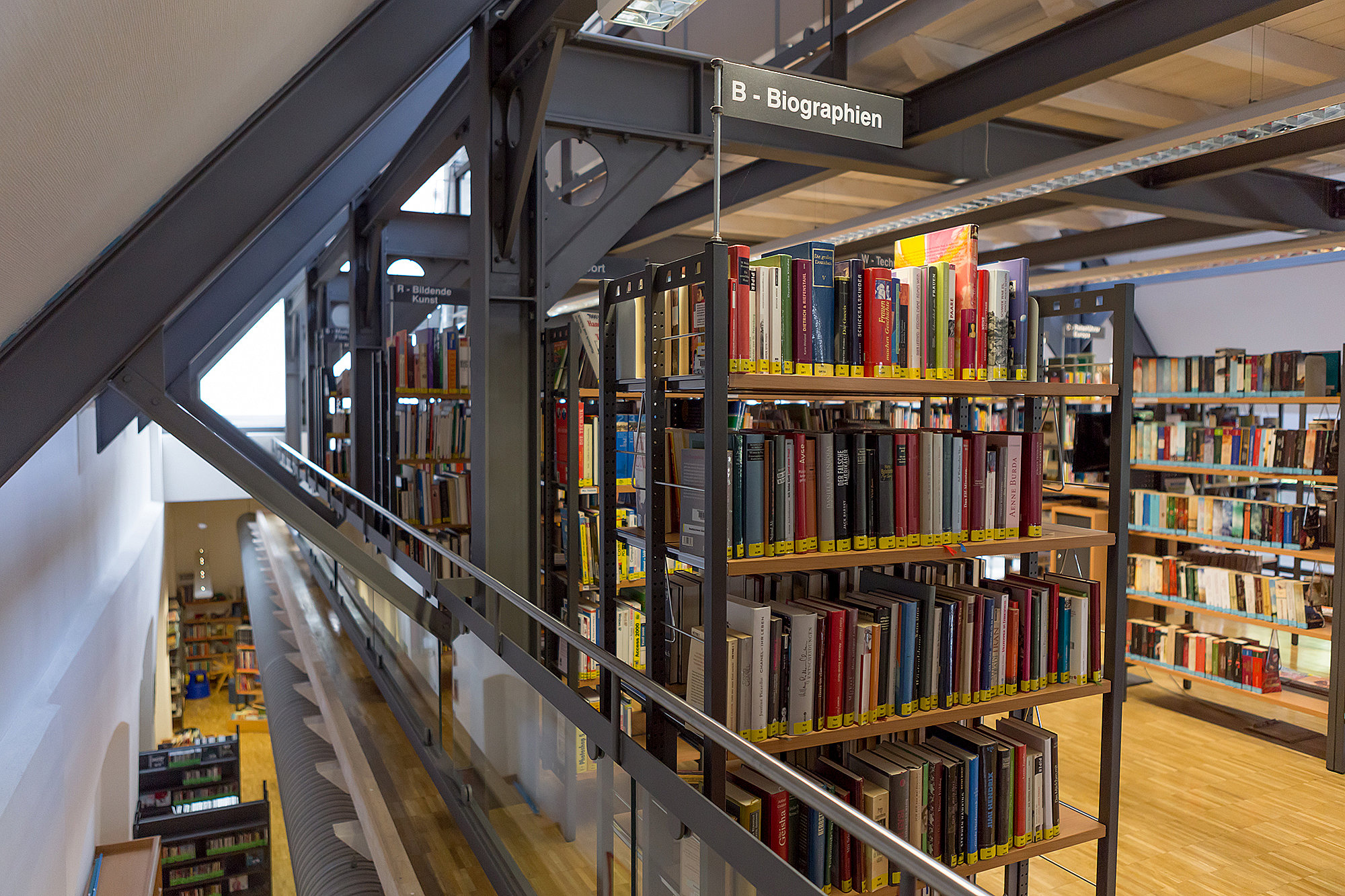 Bequem Bücher kennenlernen und reservieren im Webportal der Stadtbücherei. Foto: Philipp Röger für die Stadt Günzburg.