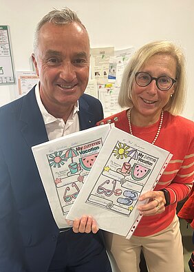 Die Brieffreundschaft der Grundschule Reisensburg stärkt die Sprachkompetenz der Kinder und gleichzeitig die Städtepartnerschaft. Das freut OB Gerhard Jauernig und Rektorin Heidrun Rebenstorff.   Foto: Monika Rudolph/ Stadt Günzburg