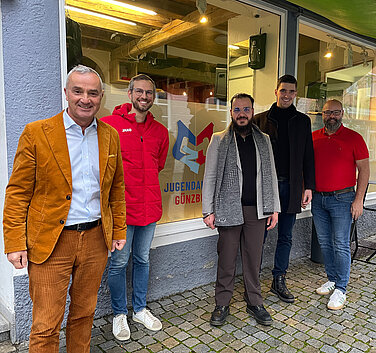Diese Woche wurde der neue Standort der Mobilen Jugendarbeit Günzburg in der der Hofgasse eröffnet. Von links: Oberbürgermeister Gerhard Jauernig, Anthony Barousse und Khaled Pappe von der Mobilen Jugendarbeit, Sportreferent Michael Jahn und Michael Seitz (Geschäftsführer von der Jugend- und Erwachsenenhilfe Seitz). Foto: Michael Lindner/Stadt Günzburg