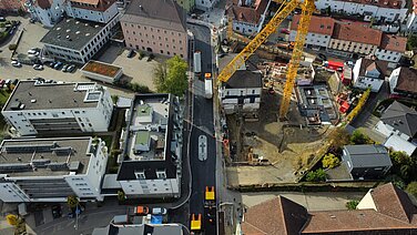 Im Bereich der Dillinger Straße fanden in den vergangenen Monaten umfangreiche Arbeiten statt. Nun wird im Kurvenbereich Dillinger Straße/Augsburger Straße/Marktplatzeingang eine optisch ansprechende Asphaltbeschichtung aufgetragen. Foto: Stadt Günzburg