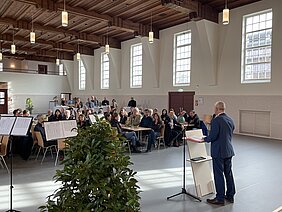 Stolz über die gelungene Sanierung zeigten sich die Beteiligten bei der offiziellen Einweihung der Jahnhalle. Fotos: Michael Lindner/Stadt Günzburg