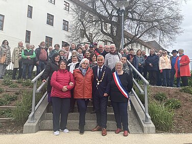 Die Gruppe aus Lannion mit Oberbürgermeister Gerhard Jauernig im Turniergarten. Foto: Stefanie Remmele / Stadt Günzburg