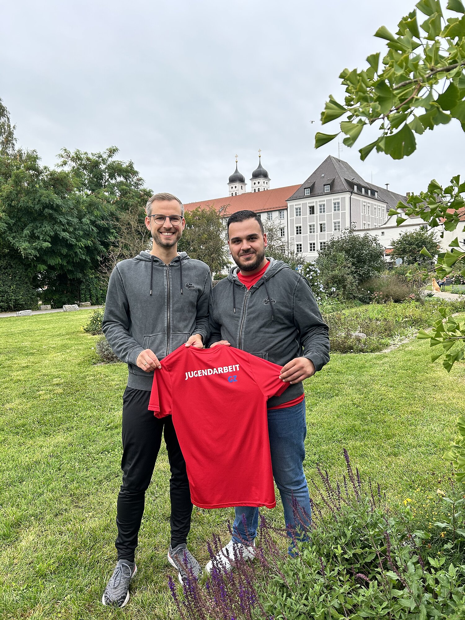 Anthony Barousse (links) und Kahled Pappe sind die Ansprechpartner der Mobilen Jugendarbeit in Günzburg. Foto: Julia Ehrlich/ Stadt Günzburg