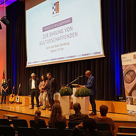 Lehrkräfte des Dossenberger Gymnasiums Birgit Rembold, Nikolaus Kugelmann und Emil Hamberger,Foto: Johanna Hofgärtner/ Stadt Günzburg