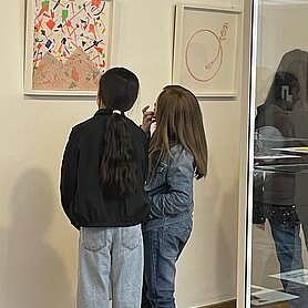 Die 5. Klasse des Maria-Ward-Gymnasiums zu Besuch im Mobilen Atelier und in der Sonderausstellung. Foto: Jessica Freunscht