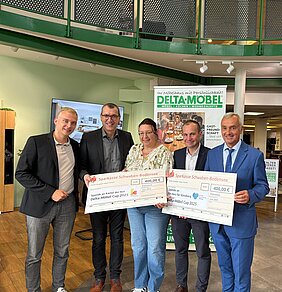 Beim Delta-Möbel Cup kam eine Spende von 800 Euro zusammen, der je zur Hälfte der "Kartei der Not" und "Ein Herz für Günzburg" gespendet wird. Foto: Tatjana Epp/Delta-Möbel