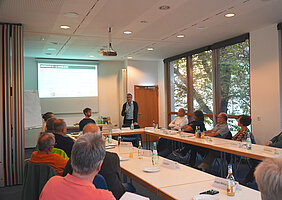 In Günzburg gab es einen Workshop für PV-Besitzer, der Fragen rund um einen effizienten Anlagenbetrieb beantwortete. Foto: Annalena Riß/Stadt Günzburg