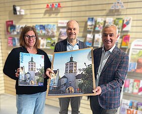 Günzburgs Oberbürgermeister Gerhard Jauernig, Hutter-Trade-Geschäftsführer Hermann Hutter und Anja Hauke (Leiterin Tourist-Information Günzburg-Leipheim) freuen sich über das erste Günzburger Stadtpuzzle, das ab sofort bei der Tourist-Information erhältlich ist. Foto: Michael Lindner/Stadt Günzburg